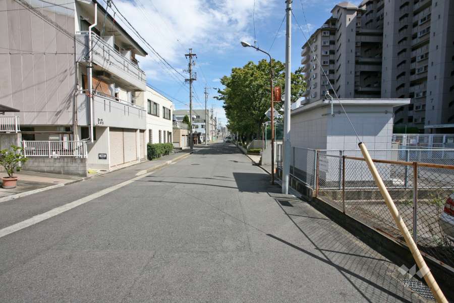 敷地北側の前面道路(西側から)