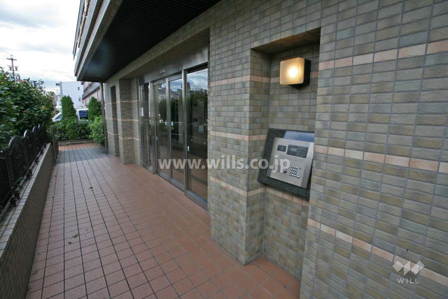 エントランスはオートロック付きです。