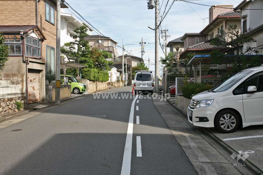 敷地北側の前面道路(西側から)