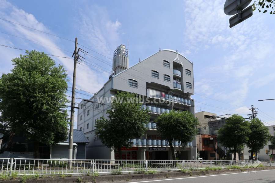 ナビシティ豊岡の遠景。周辺は住宅の他、店舗や事務所などが混在する街です。