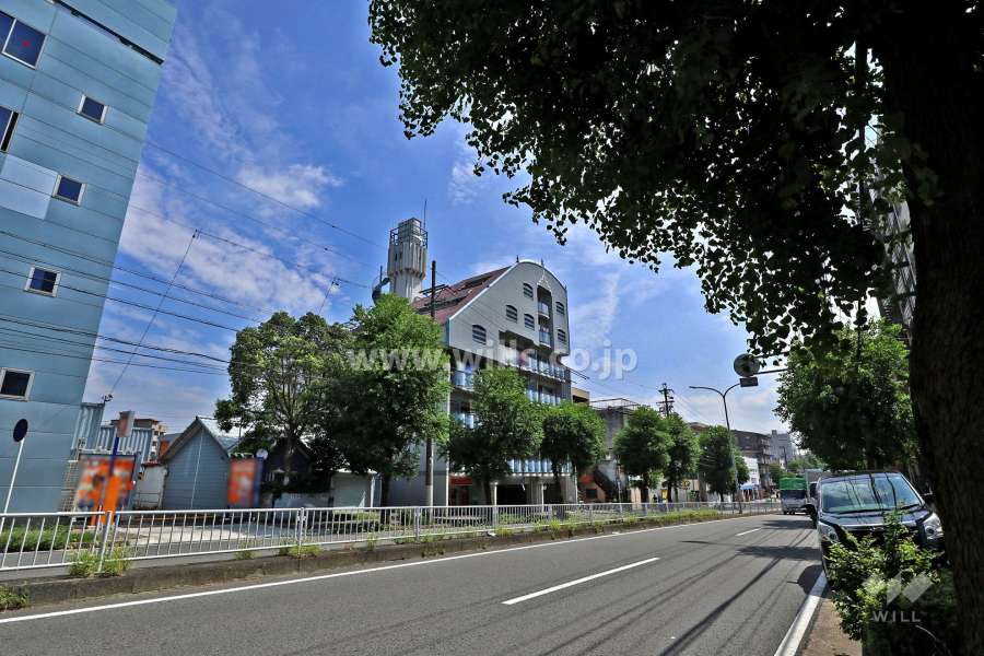 敷地南側の前面道路。二車線のバス通りです。