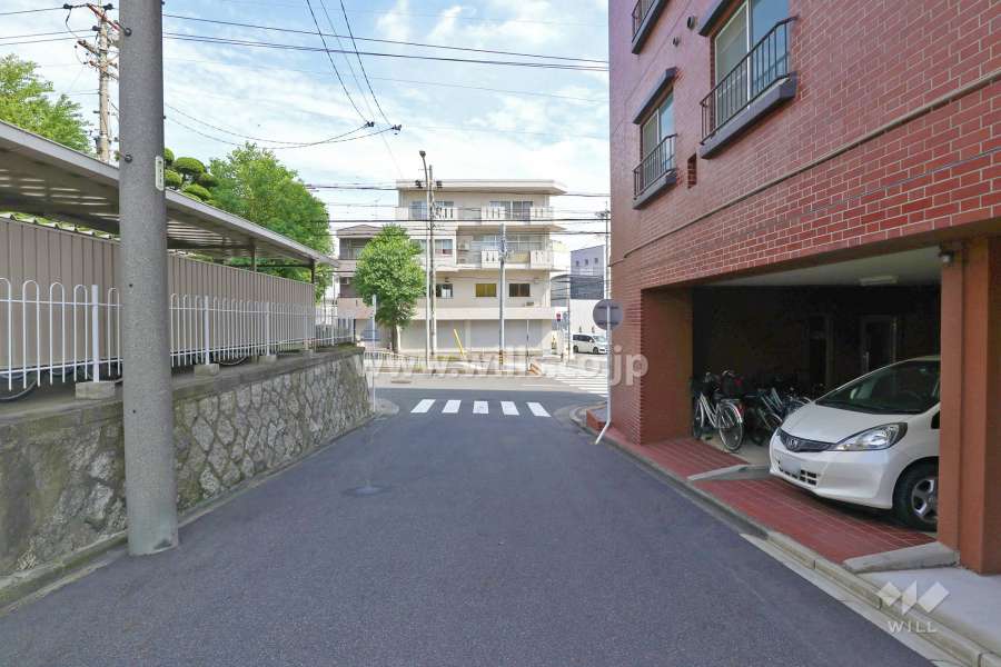 敷地東側の前面道路（南側から）