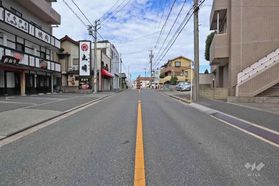 敷地南側の前面道路（東側から）