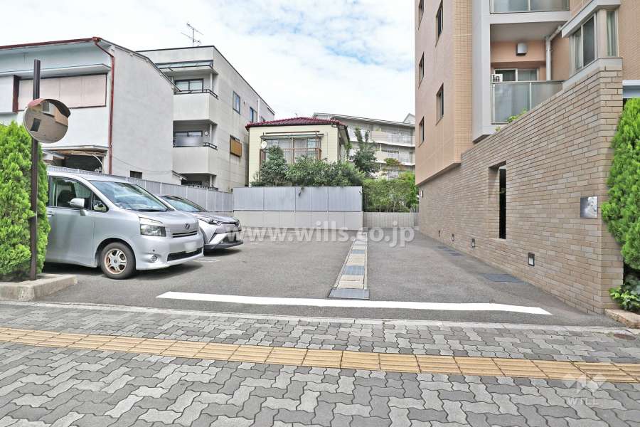 駐車場出入り口
