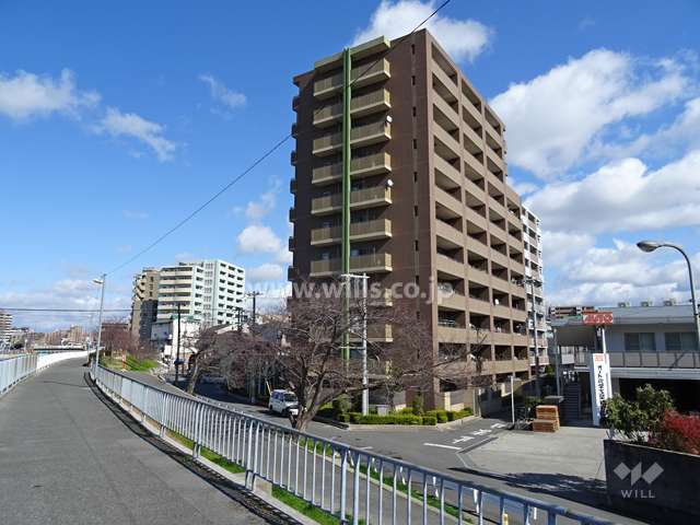 グランコート江坂2の遠景。すぐ西側を糸田川が流れています。