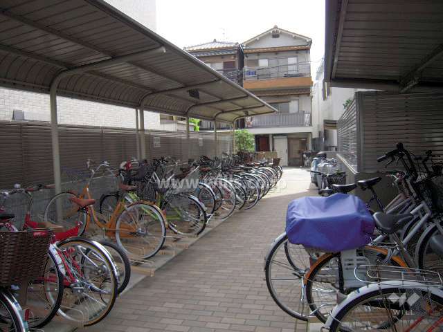 敷地南側にある駐輪場