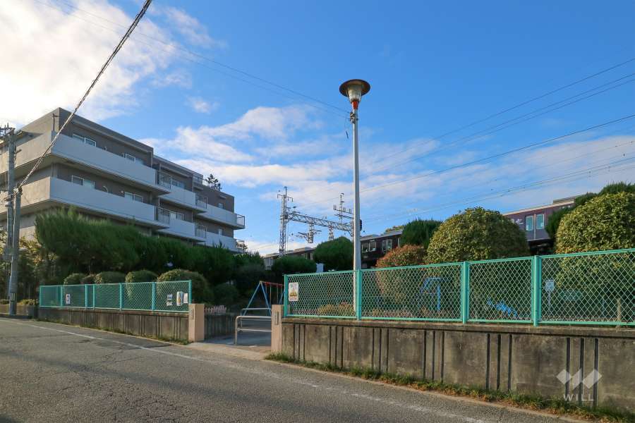 敷地に隣接して『鹿塩公園』があります。