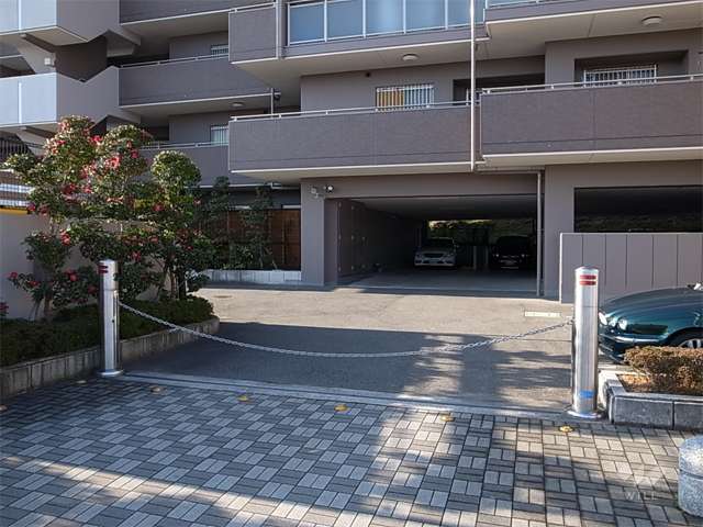 敷地内駐車場（入口にはロボットゲートが設置されています。）