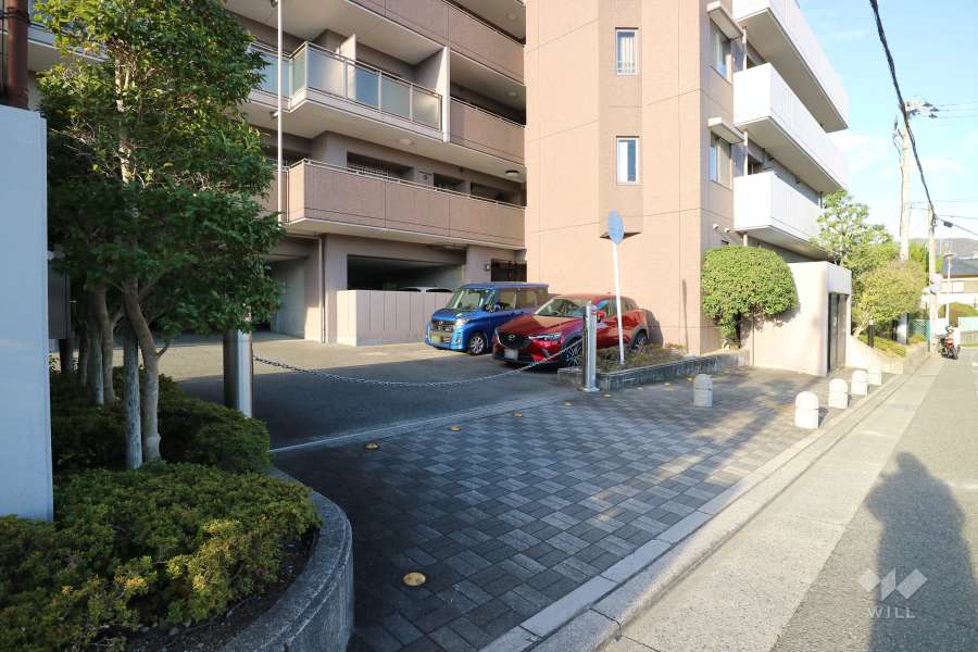 駐車場の出入り口（リングシャッター付き）