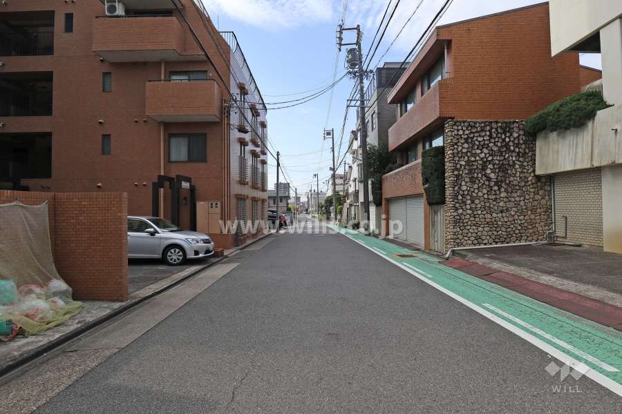 敷地西側の前面道路（北側から）