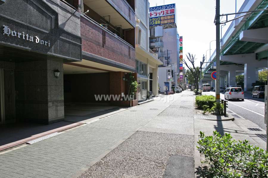 敷地東側は高速道路に隣接しています。