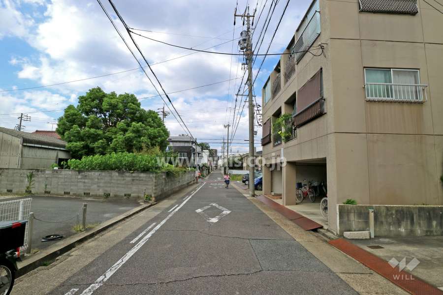 敷地西側の前面道路