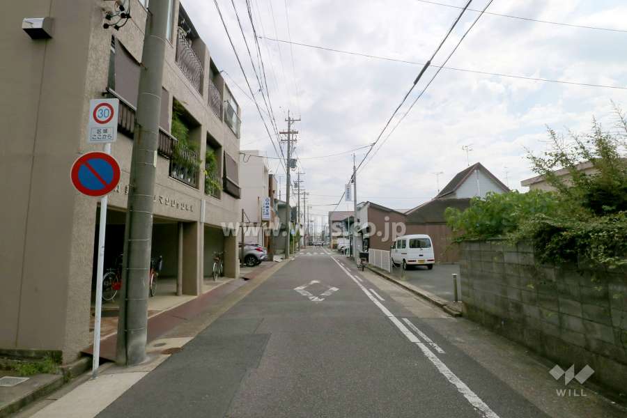 敷地西側の前面道路