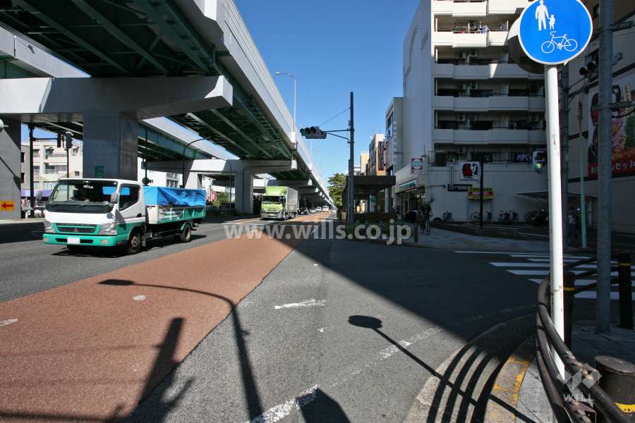 敷地西側は高速道路に面しています。