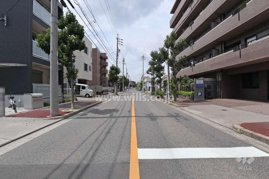 敷地南側の前面道路（東側から）