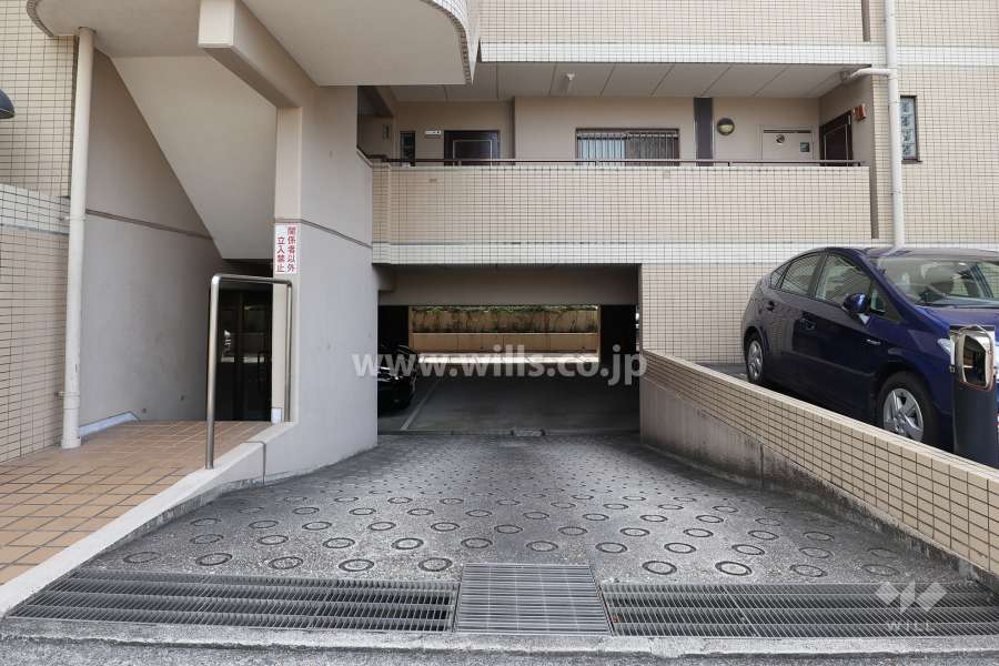 駐車場出入り口