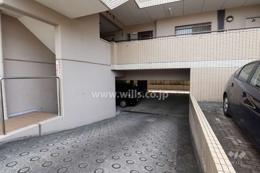駐車場出入り口