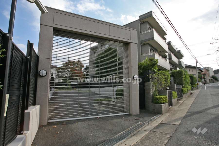 駐車場入り口(リングシャッター付き)