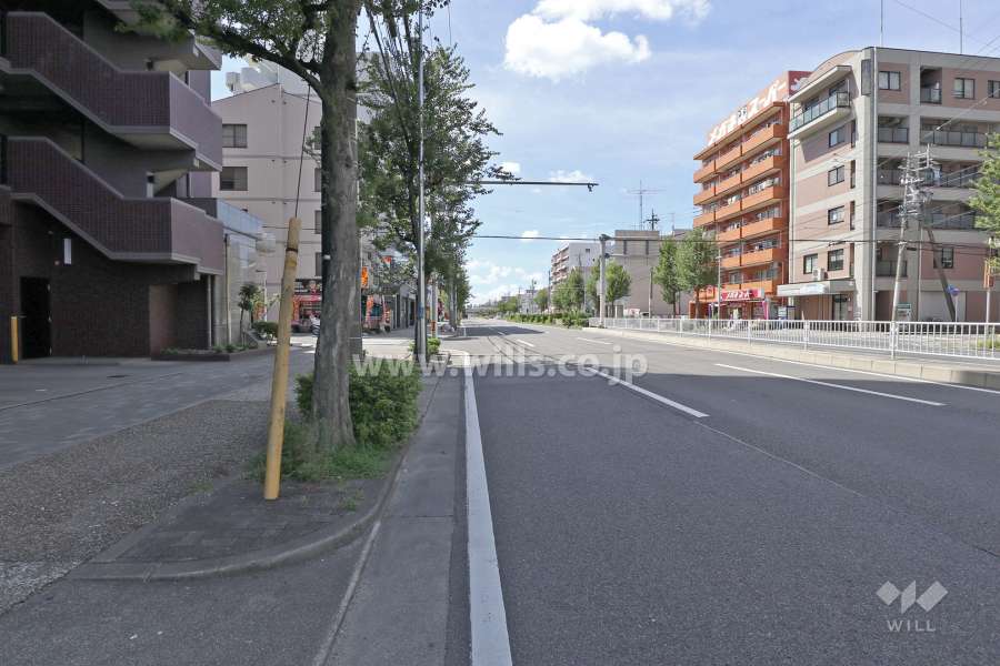 敷地北側の前面道路（東側から）