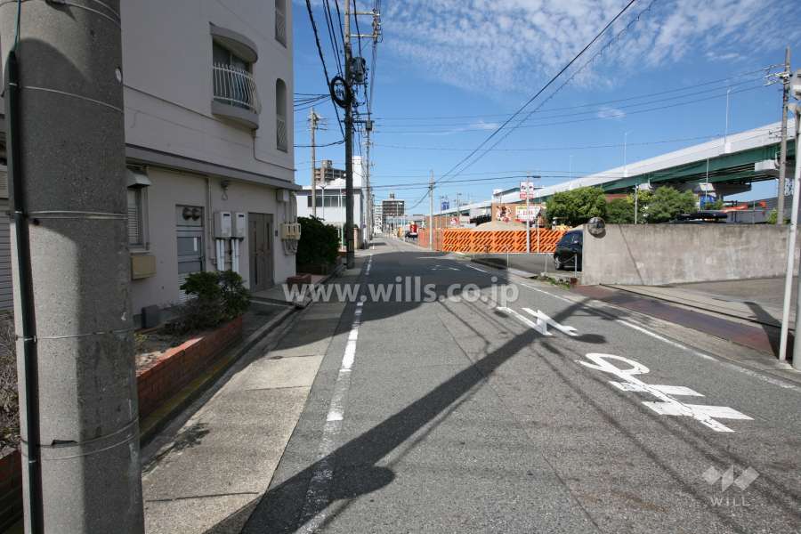 敷地東側の前面道路（南側から）