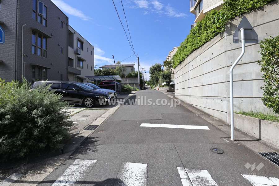 敷地南東側の前面道路（北東側から）