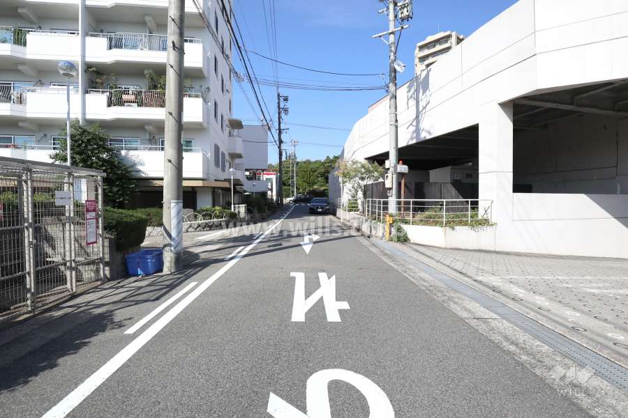 敷地東側の前面道路（南側から）