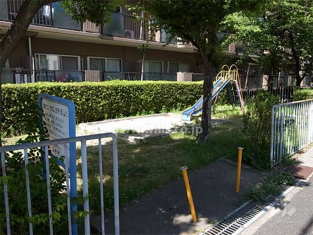 敷地南側に隣接して小さな公園『トラちゃん遊園』があります。