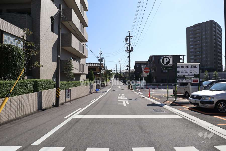 敷地西側の前面道路