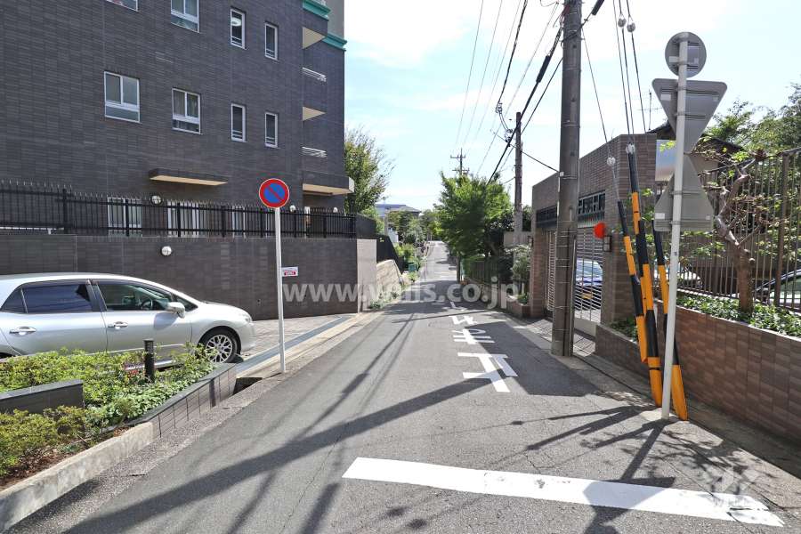敷地北東側の前面道路（北西側から）