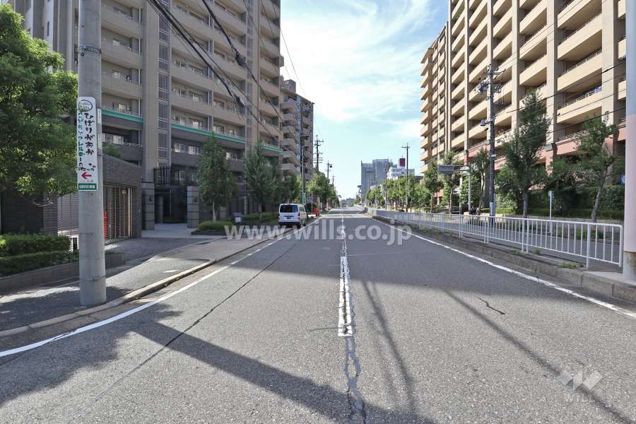 敷地北西側の前面道路（北東側から）