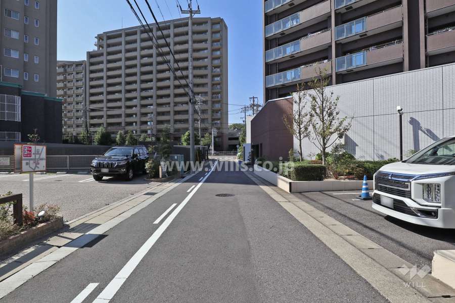 敷地南側の前面道路（東側から）