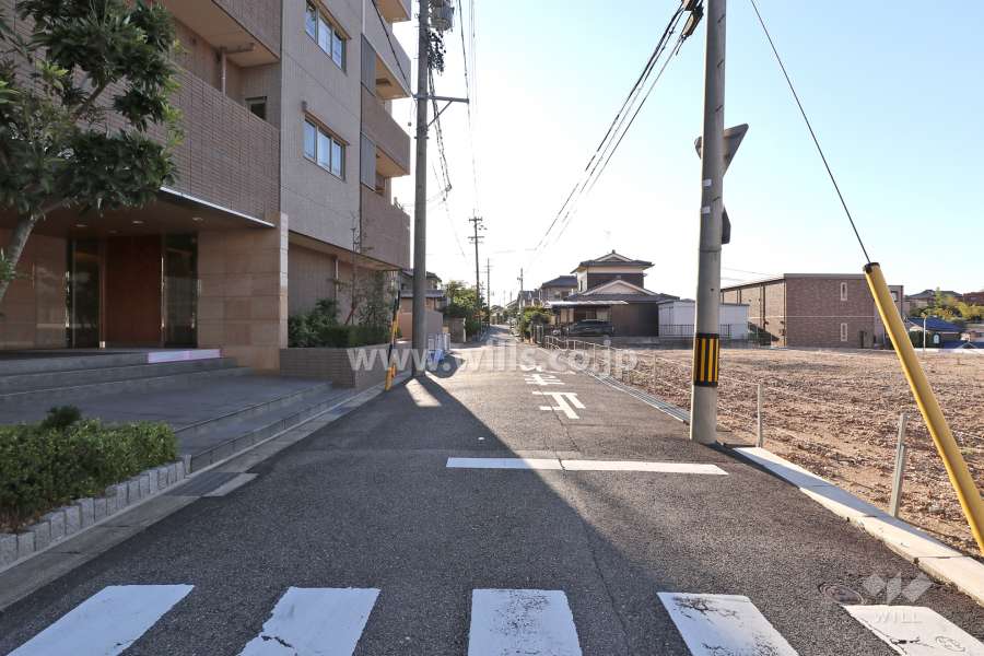 敷地南西側の前面道路（北西側から）