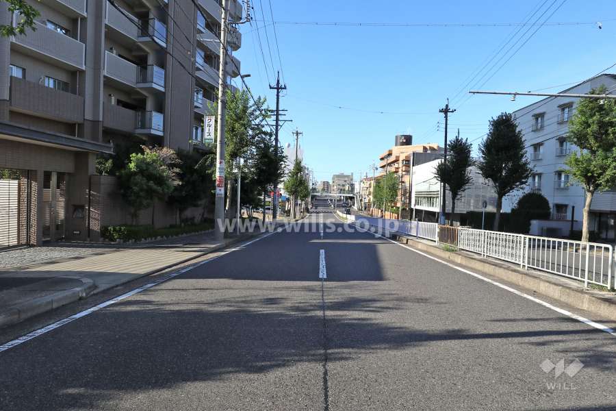 敷地北西側の前面道路（北東側から）
