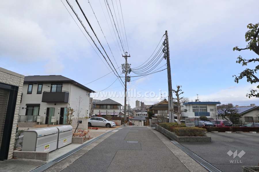 敷地西側の前面道路(南側から)