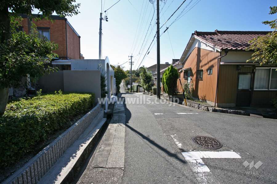 敷地北西側の前面道路(北東側から)
