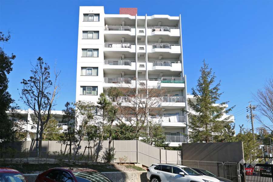 イトーピア清水ヶ岡マンションの外観（南西側から）