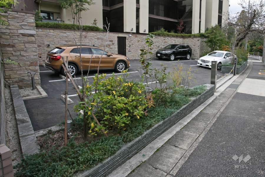 敷地内駐車場(屋外平面式、ロボットゲート付き)