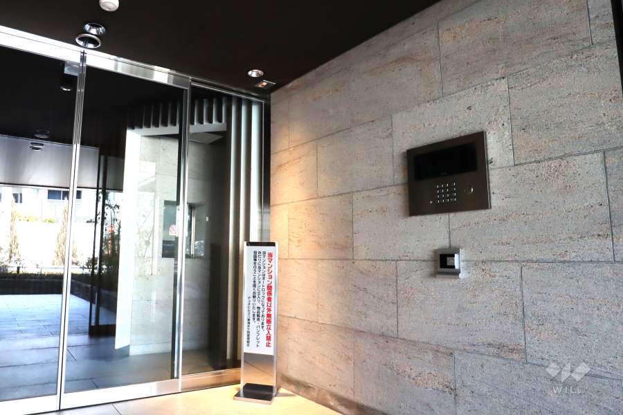 エントランスはオートロック付きです。