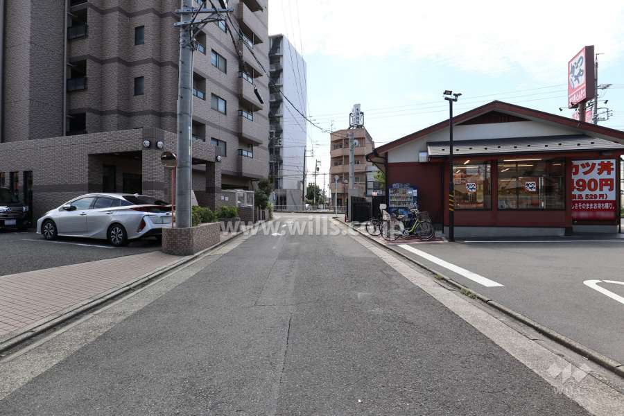 敷地西側の前面道路（北側から）