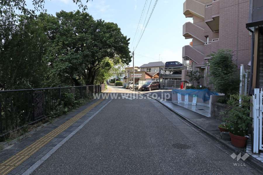 敷地北西側の前面道路（南西側から）