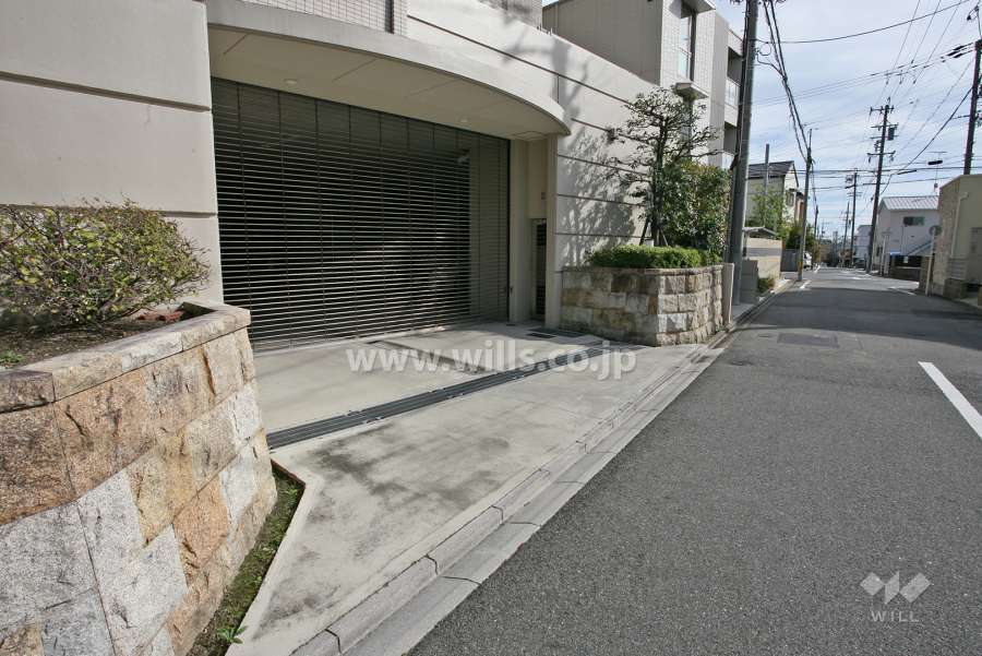 駐車場出入り口(リングシャッター付き）