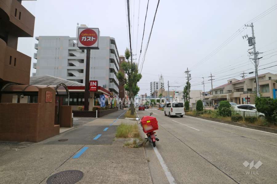 敷地北側の前面道路（東側から）