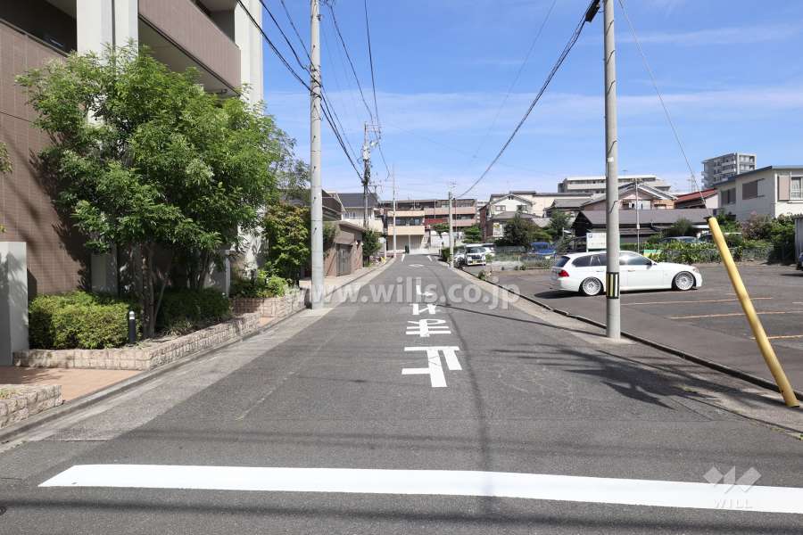 敷地東側の前面道路（南側から）