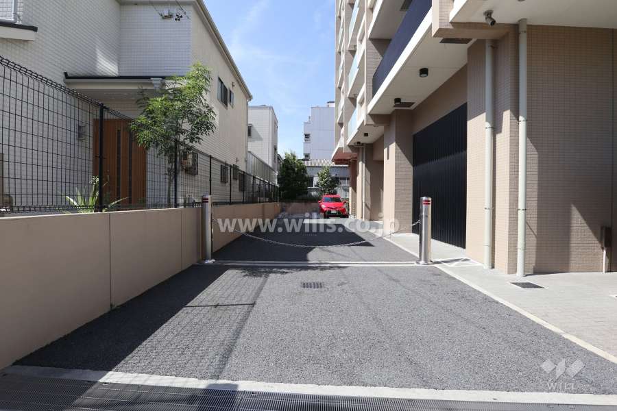 駐車場出入り口（ロボットゲート付き）