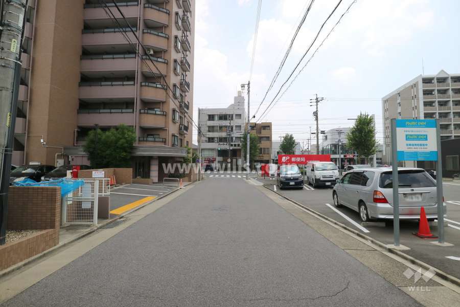 敷地西側の前面道路（北側から）