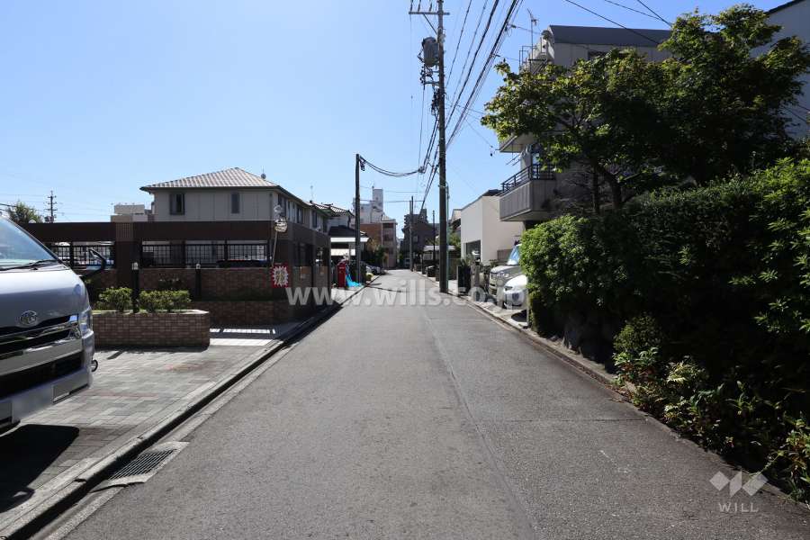 敷地北側の前面道路（東側から）