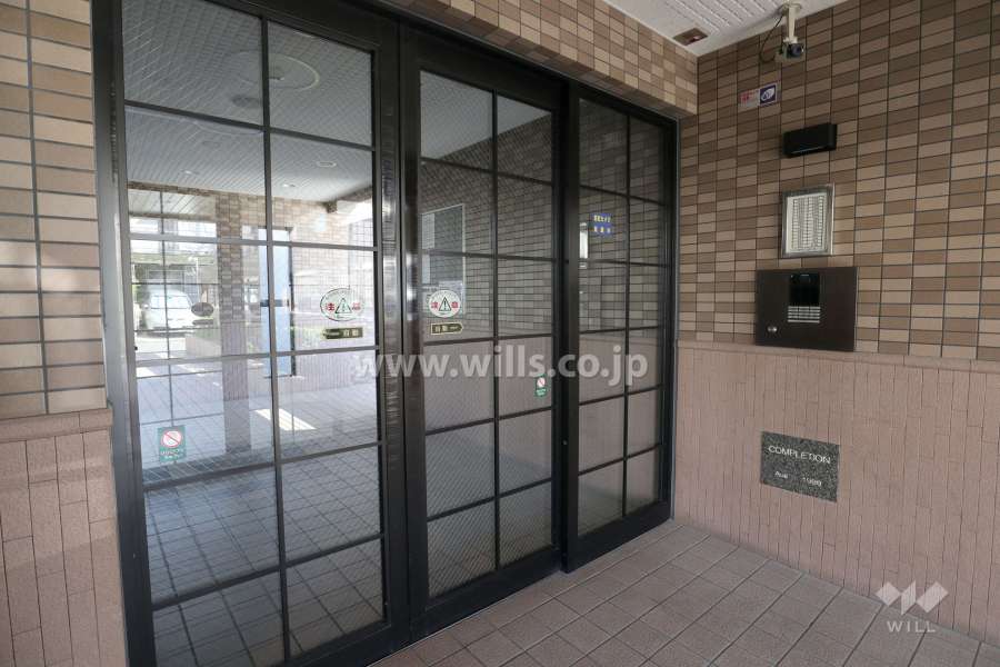 エントランスはオートロック付きです。