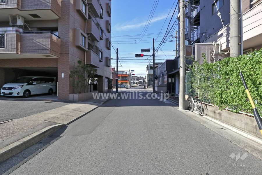 敷地東側の前面道路（南側から）