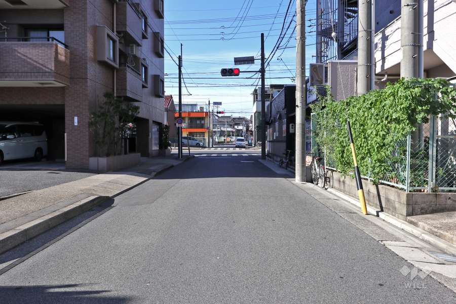 敷地西側の前面道路（南側から）