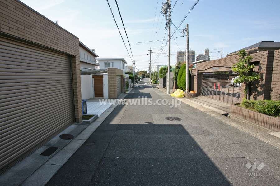 敷地南側の前面道路（東側から）